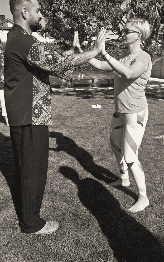 Jozef Herák pri cvičení Tai Chi vo dvojici
